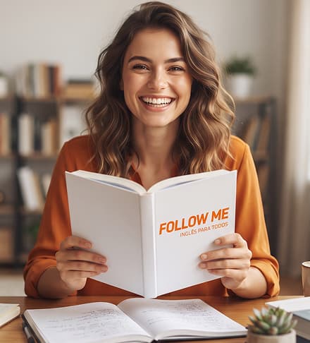 Professora sorrindo com o livro na mão